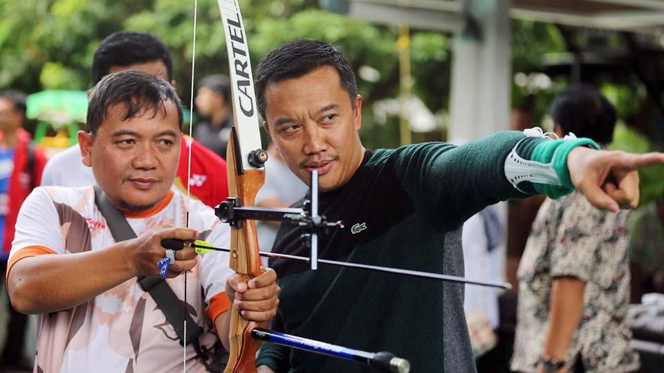 Menpora, Imam Nahrawi,  Ajak Insan Media belajar Memanah sambil memantau Quick Count Pilkada. Copyright: &copy; KEMENPORA RI